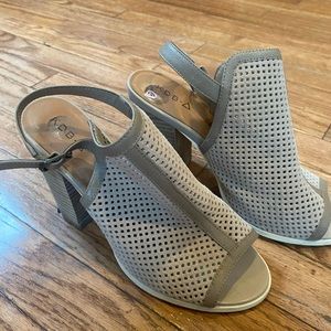 Kelsi Dagger Gray Size 8.5 Sandal